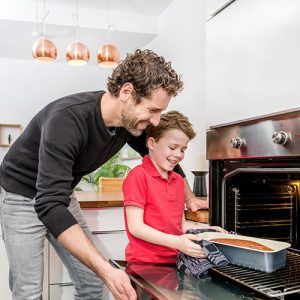 Hochglanzküchen reinigen und genießen mithilfe des Backofen Reinigers