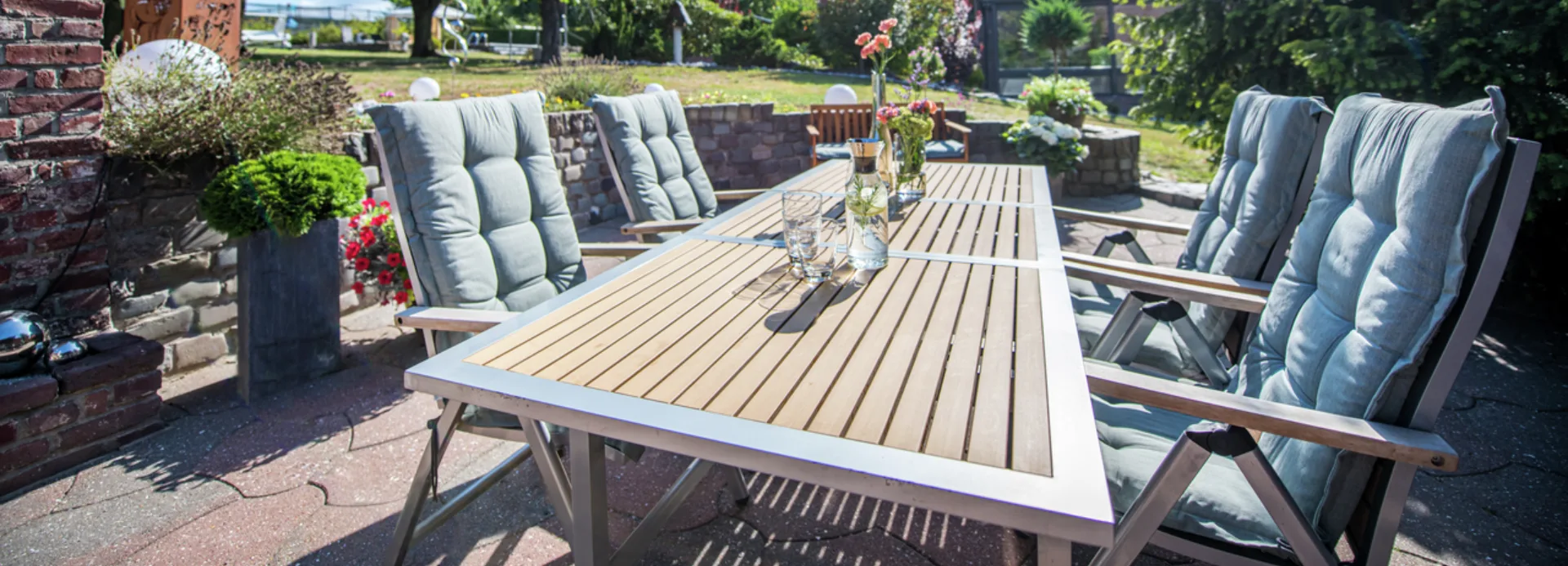 Gartenmöbel reinigen: 5 Tipps für Kunststoff, Holz & WPC