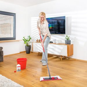 Parkett Oberflächen reinigen und schützen mit der MELLERUD Parkett & Kork Reiniger & Pflege