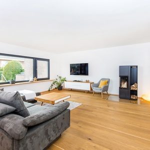 Gl&auml;nzender Laminat Fu&szlig;boden zum Wohlf&uuml;hlen