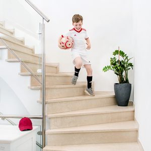 Junge auf Feinsteinzeug Treppe